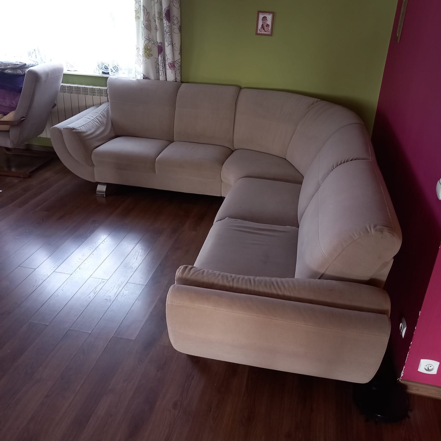 Beżowa sofa z fotelem