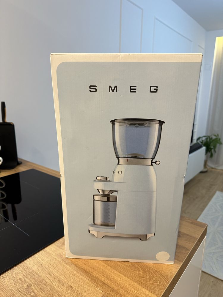 Elektryczny młynek do kawy SMEG