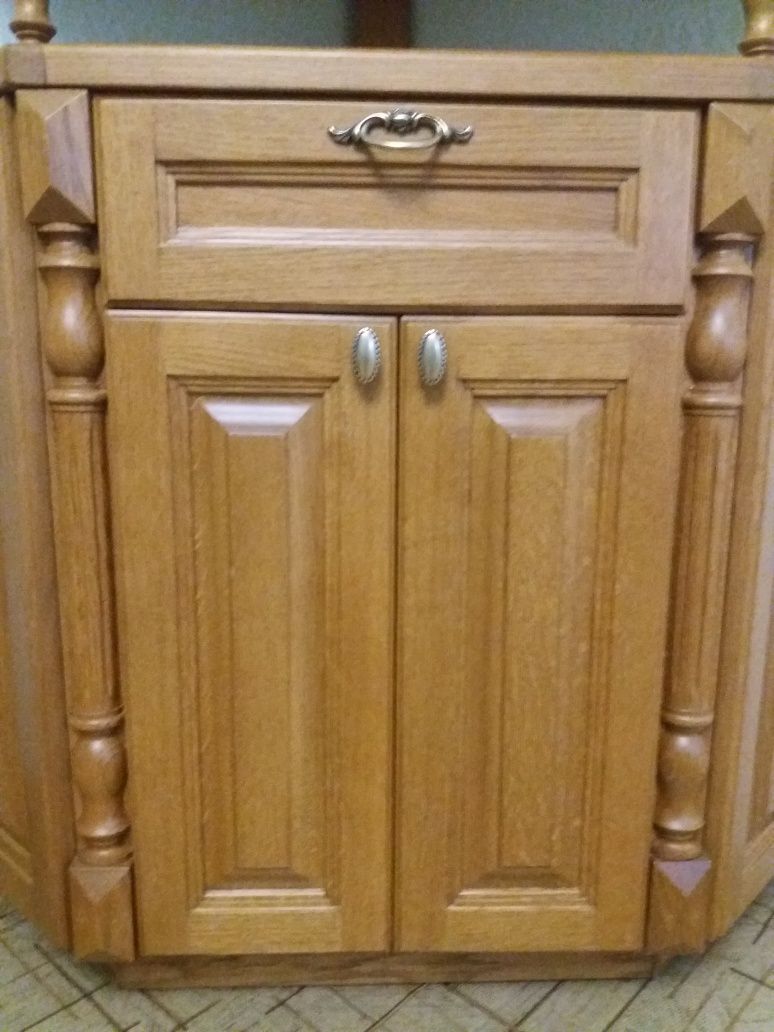 Угловая тумба из массива дуба