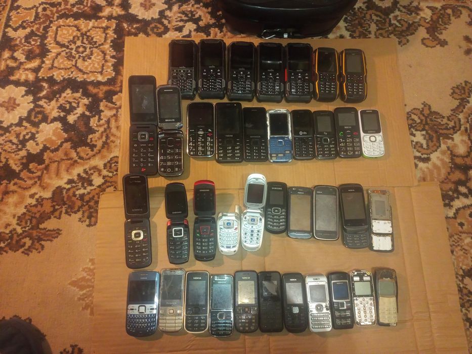 Лот клавішних телефонів Samsung, Nokia, Sonim