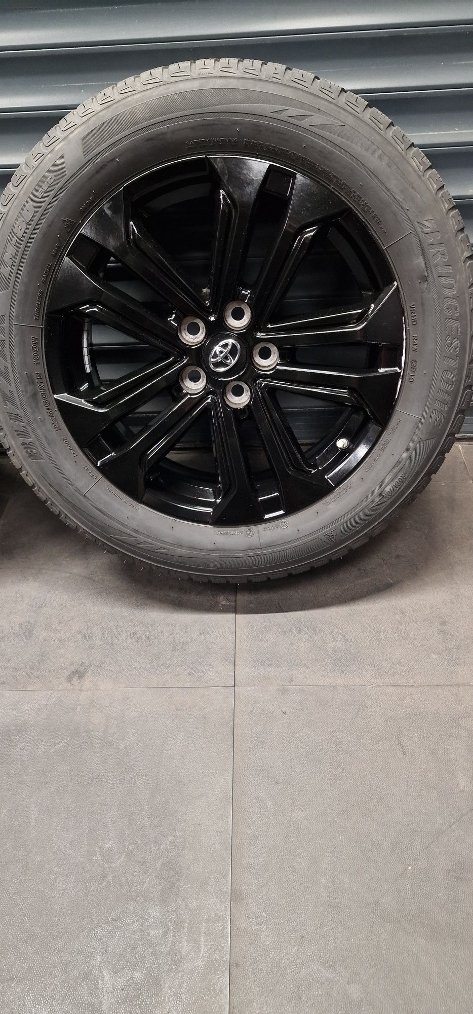 Koła  Toyota RAV4 HYBRID 225/60 R18 Cali