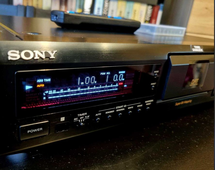 Magnetofon cyfrowy SONY DAT DTC-ZE700 + Pilot