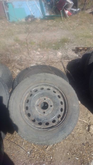 jantes e pneus de automoveis de diversas marcas e medidas