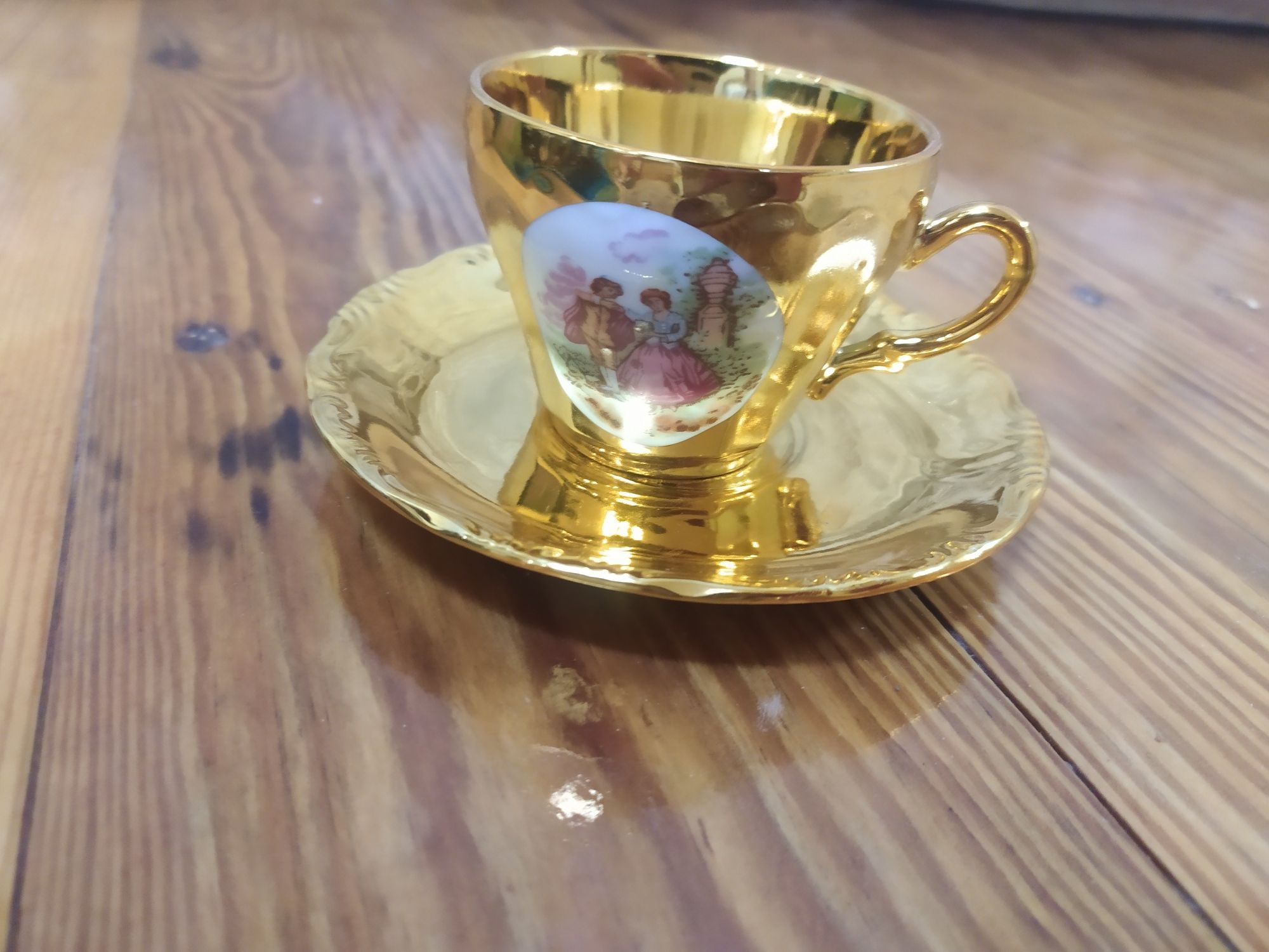 Продам кофейный сервиз в золотом цвете