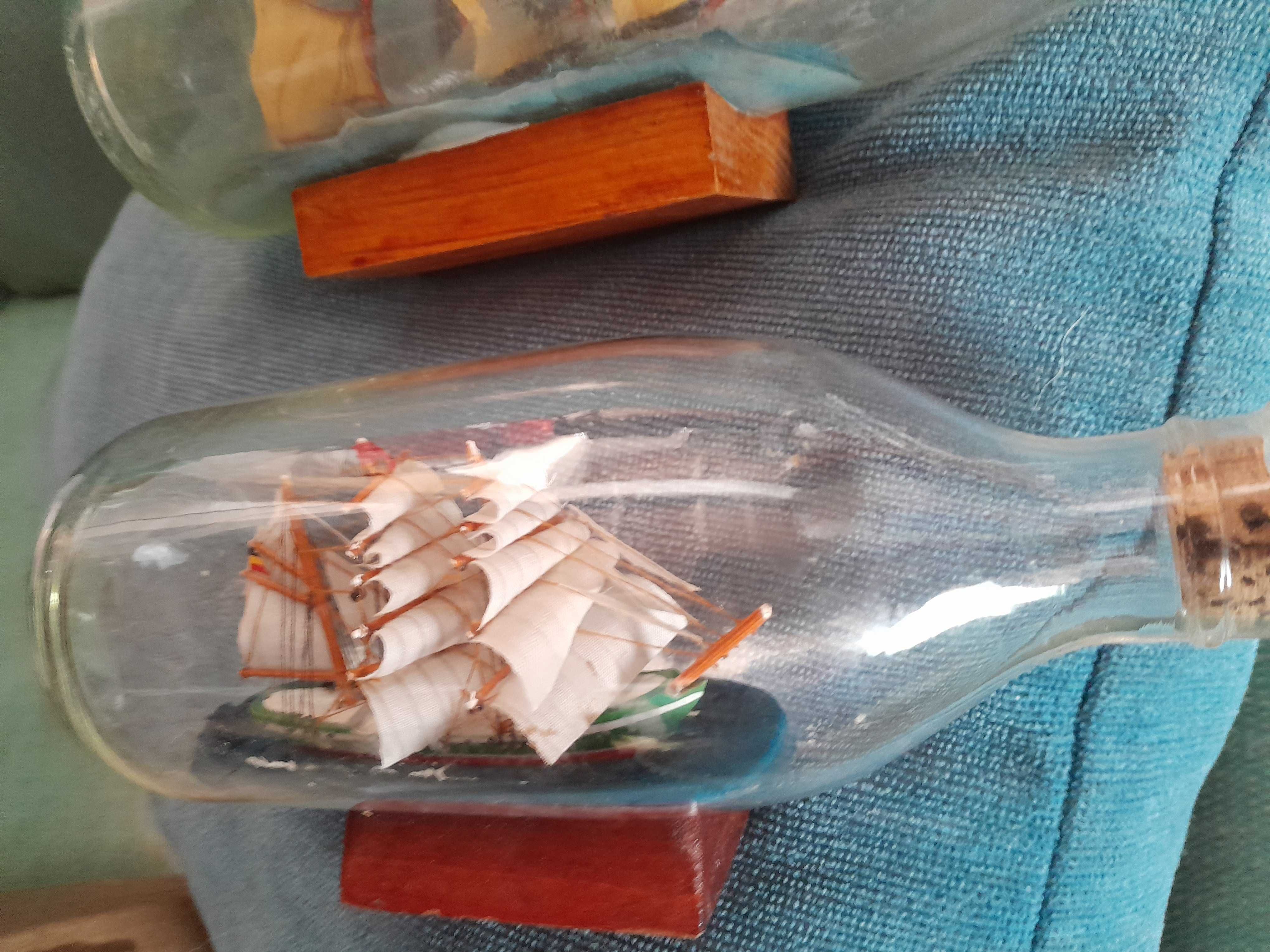 Garrafas com barco