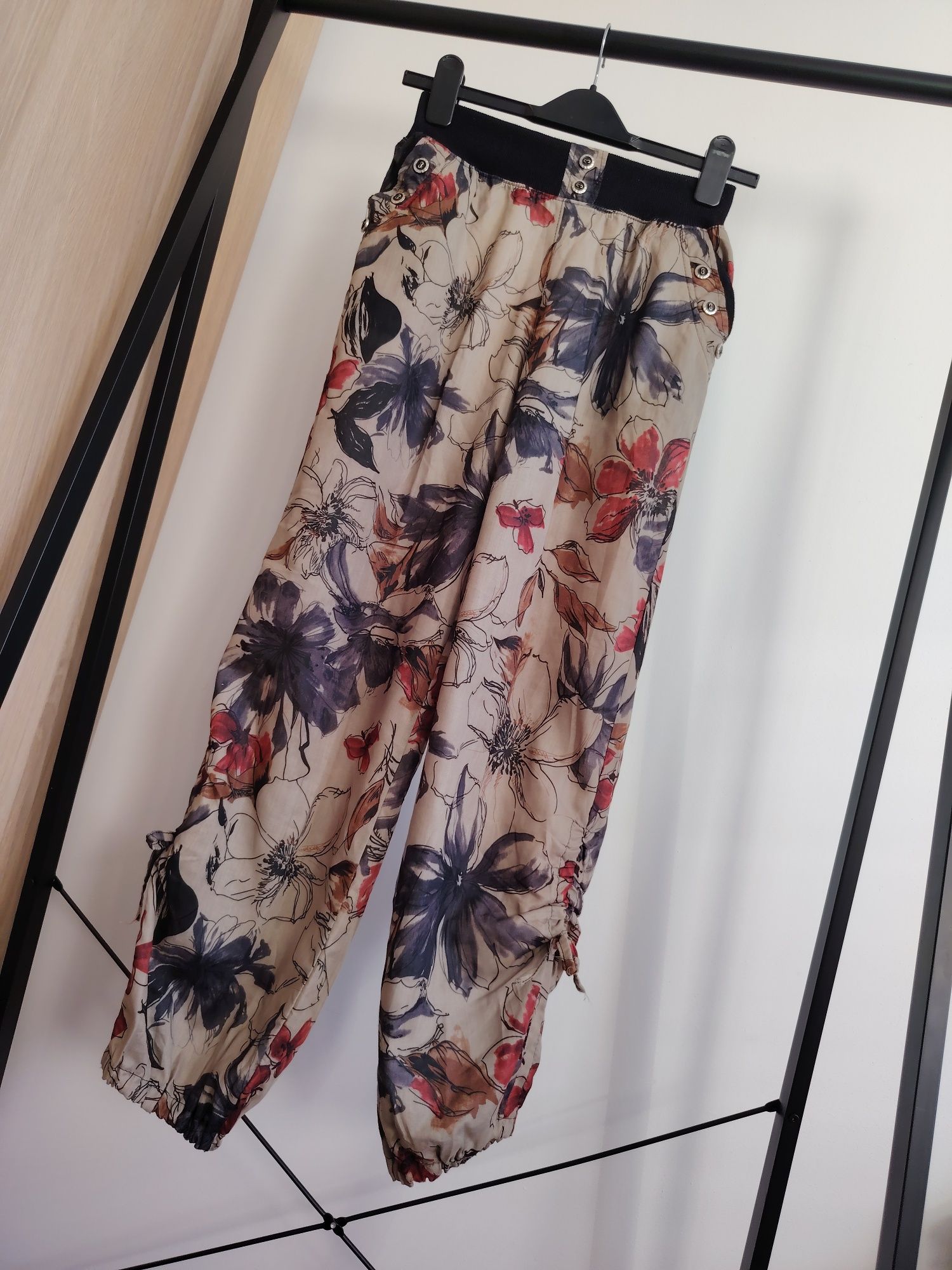 Wild Girl spodnie khaki kolorowe kwiaty M