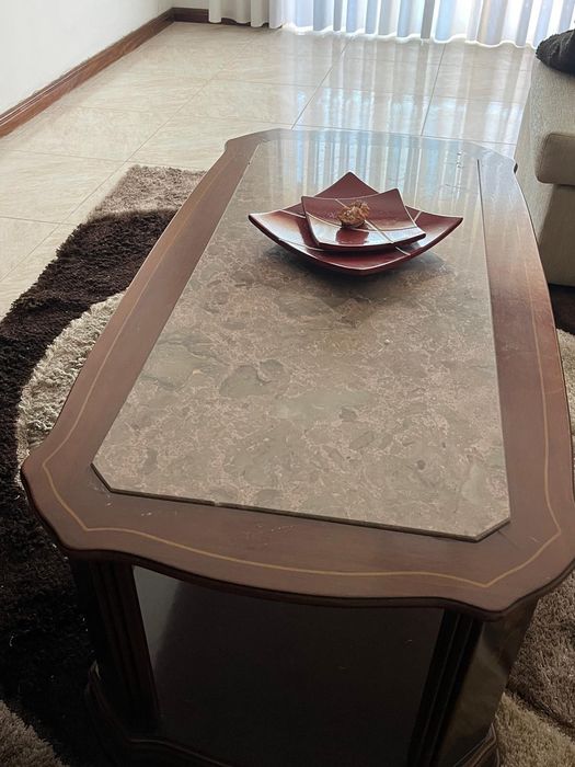 Bar de sala com mesa de centro e 2 cadeiras