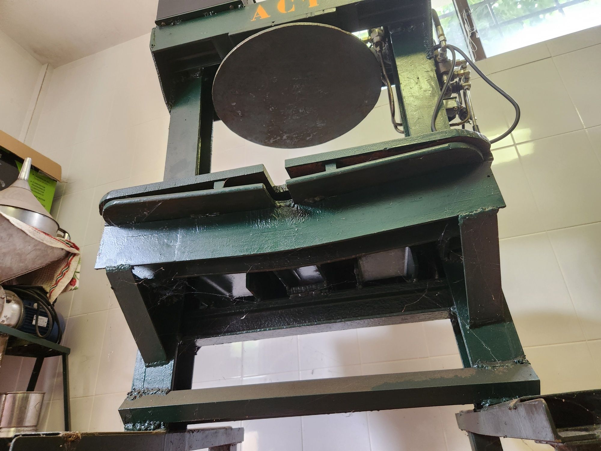 Equipamento para produção de azeite artesanal