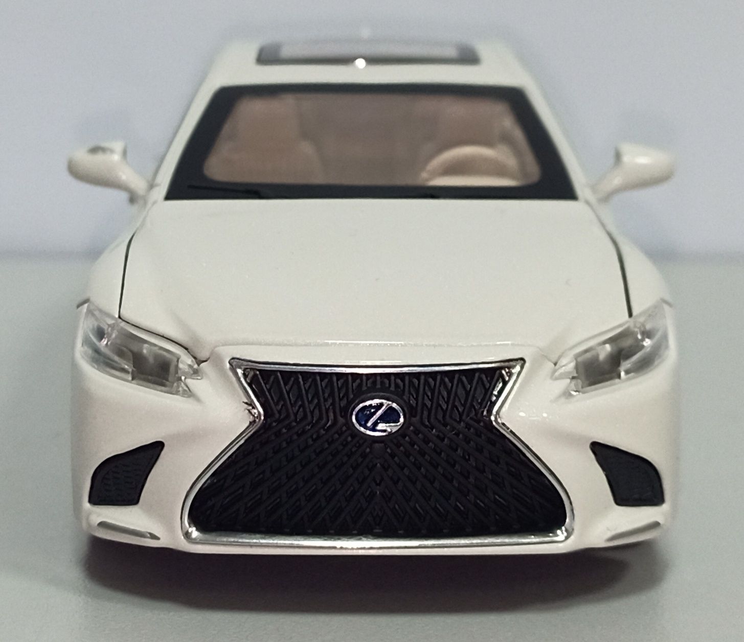 Машинка Lexus LS500h модель 1:32. Металлическая, звук, свет.