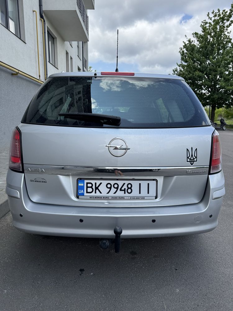 Opel Astra n Університет