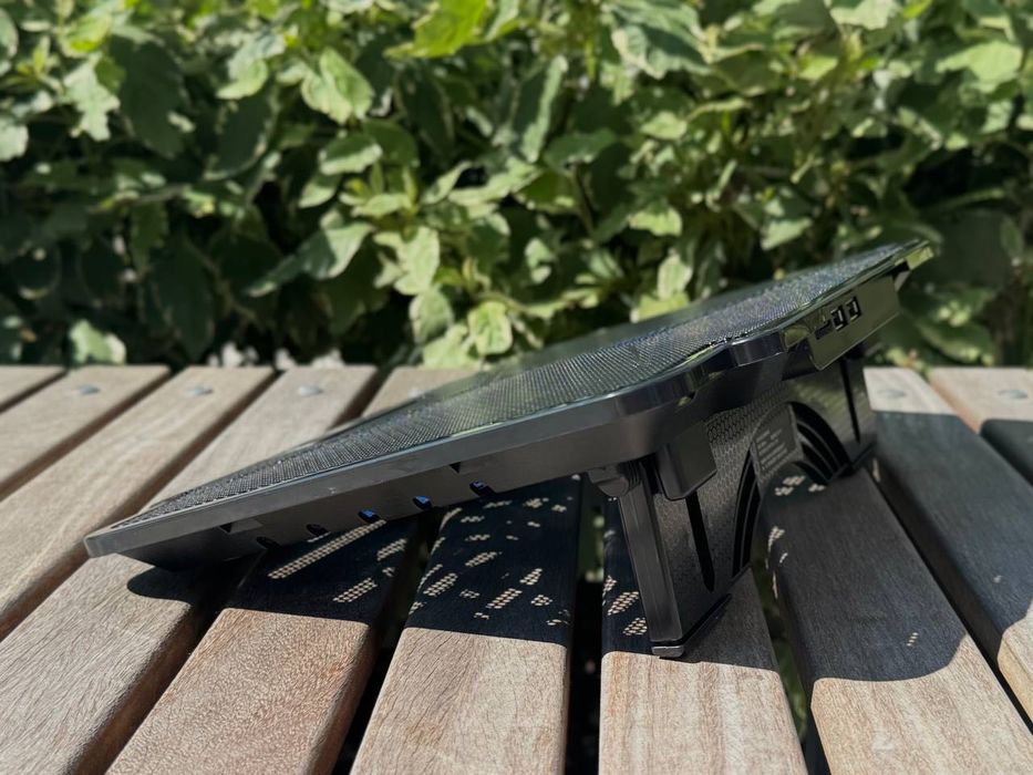 Подставка под ноутук охлаждающая с вентилятором и подсветкой