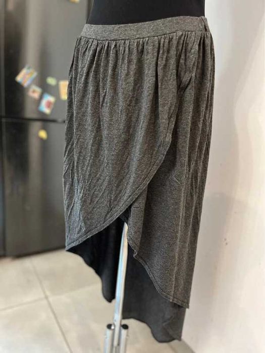 Spódnica ciemno-szara asymetryczna w sam raz na jesień (S/M)