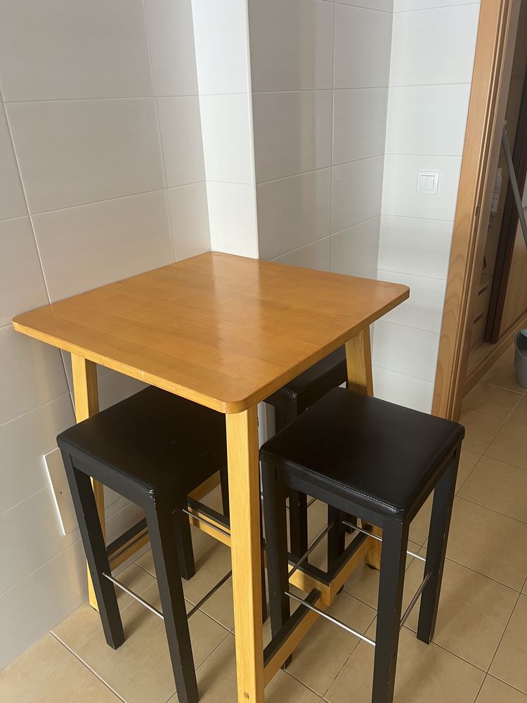Mesa alta com bancos em otimo estado