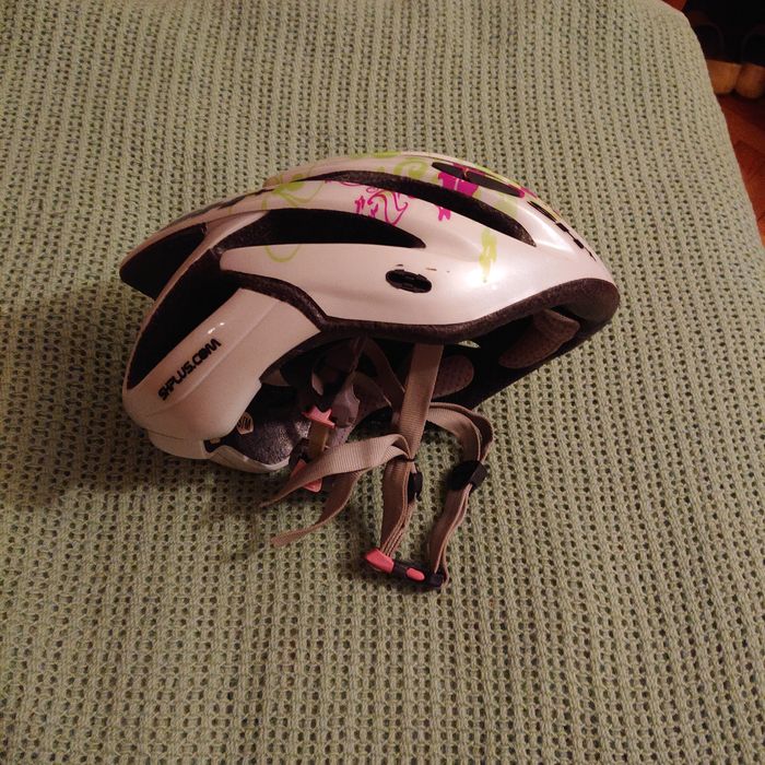 Шлем велосипедний для дівчини.