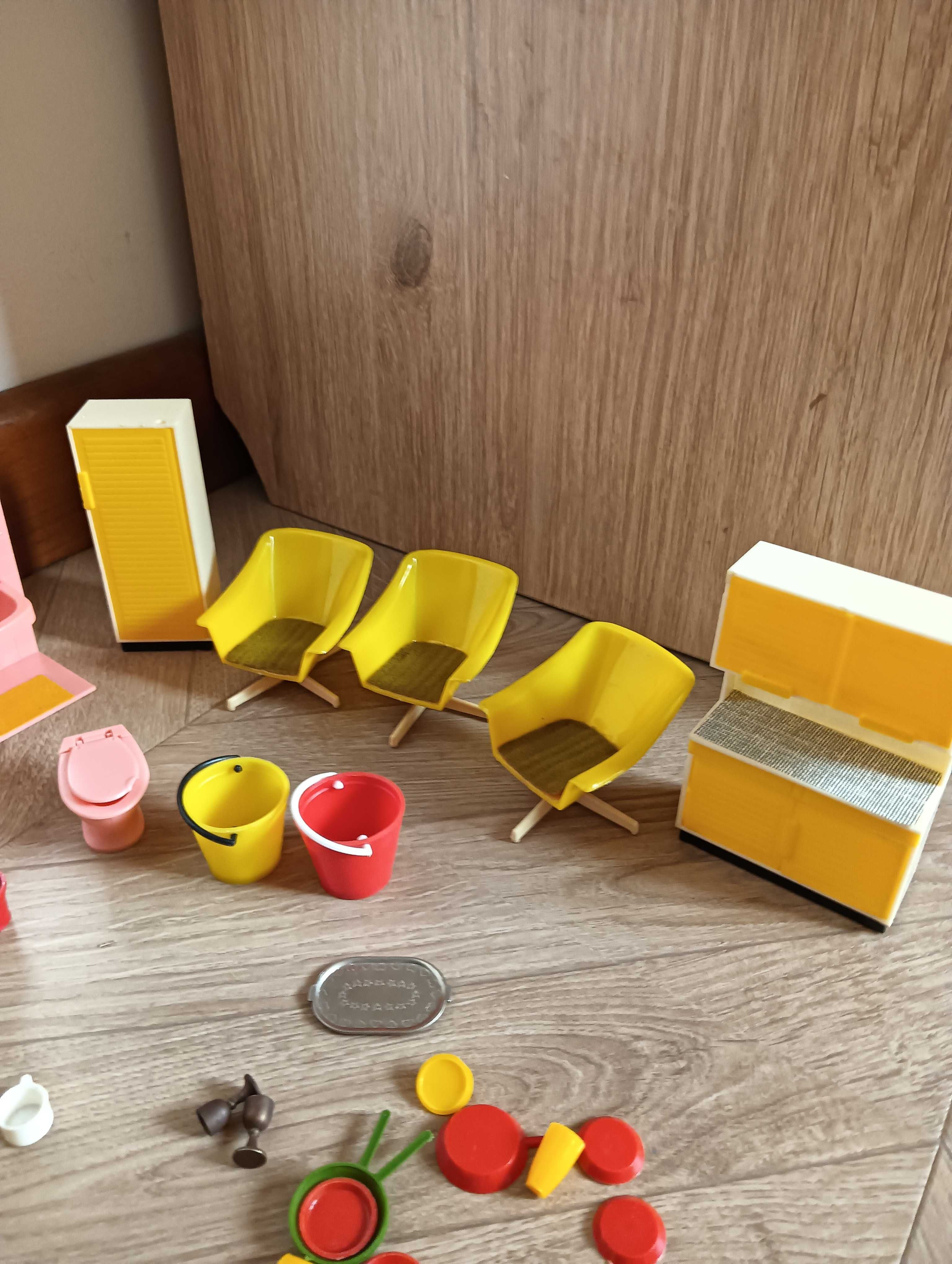 Mebelki dla lalek łazienka kuchnia + naczynia plastikowe stare 60/70