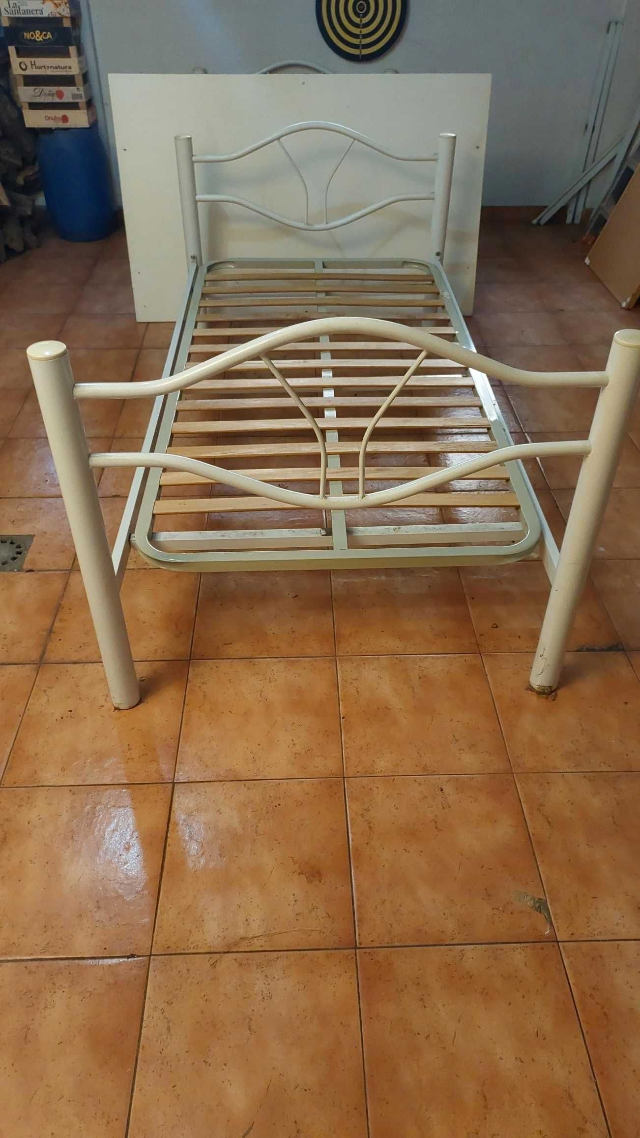 Cama de ferro de solteiro lacada a branco