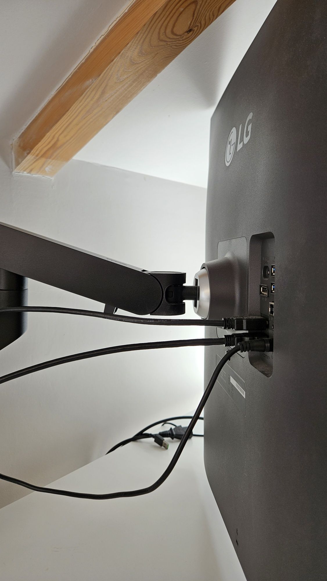 MONITOR z ramieniem LG 28