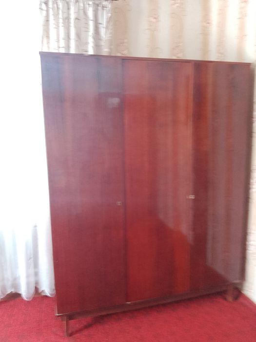 Шкаф старий стоїть твердо