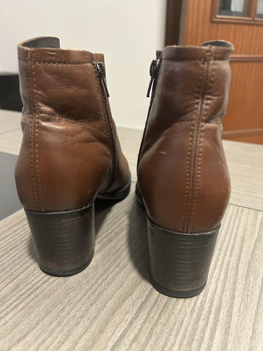 Botins castanhos em pele, com salto, tamanho 39