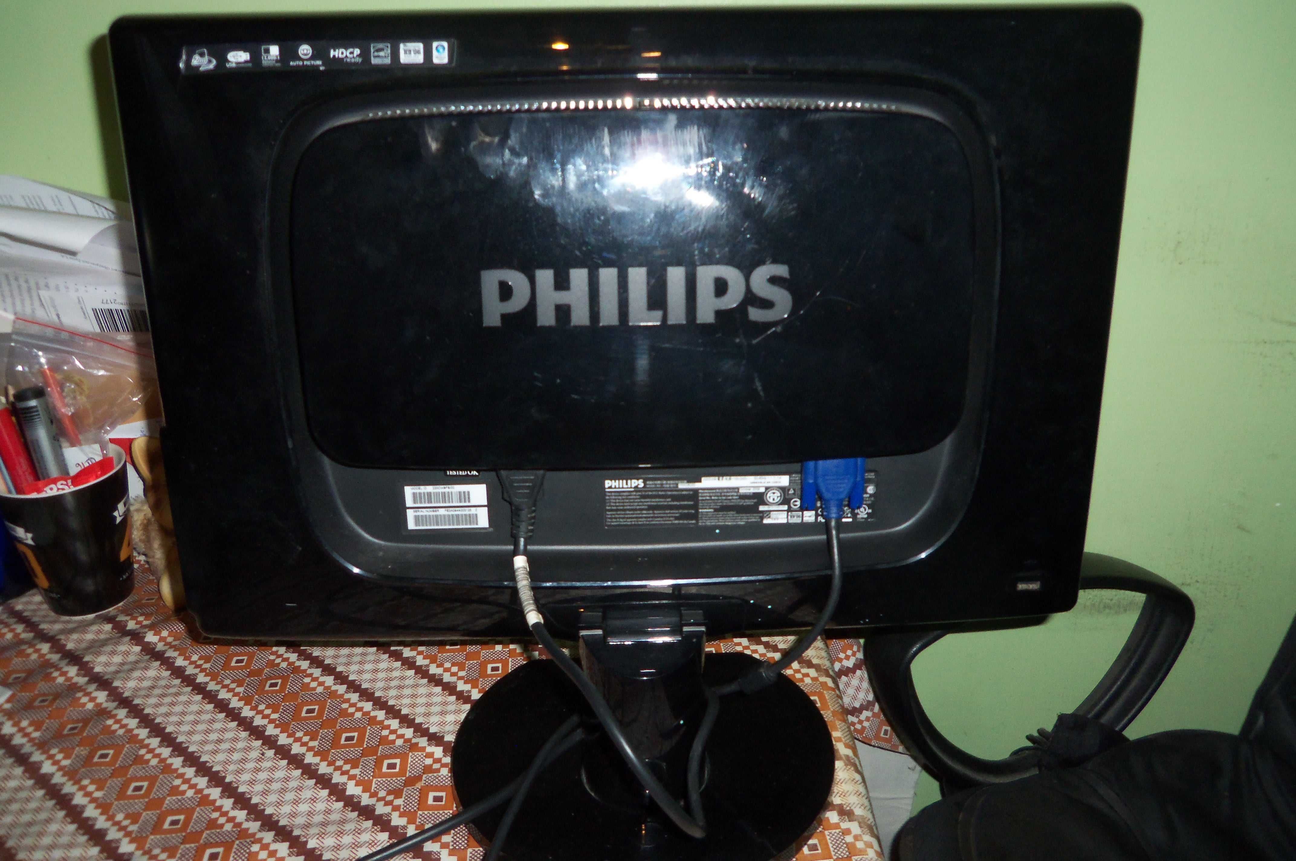 Philips 22 cale, D-SUB, DVI + kable : zasilający oraz sygnałowy.