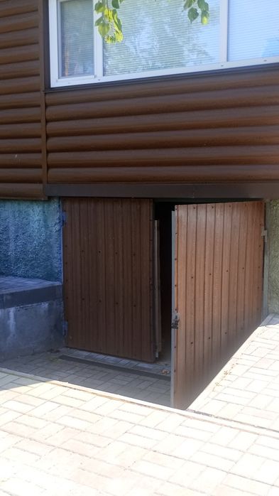 Продаж 2-поверх.чудового будинку біля водойми.