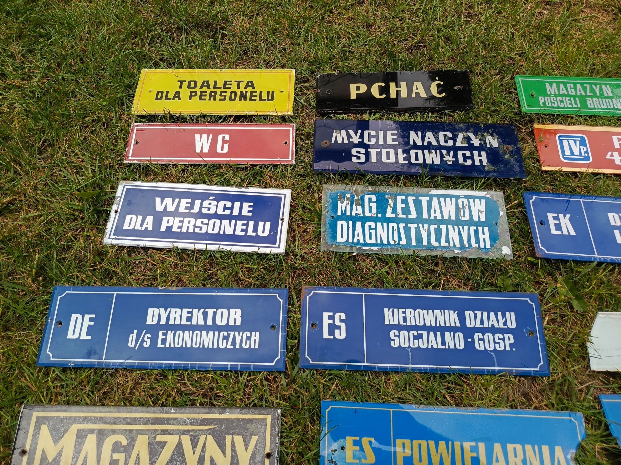 Stare szklane tablice informacyjne z PRL-u