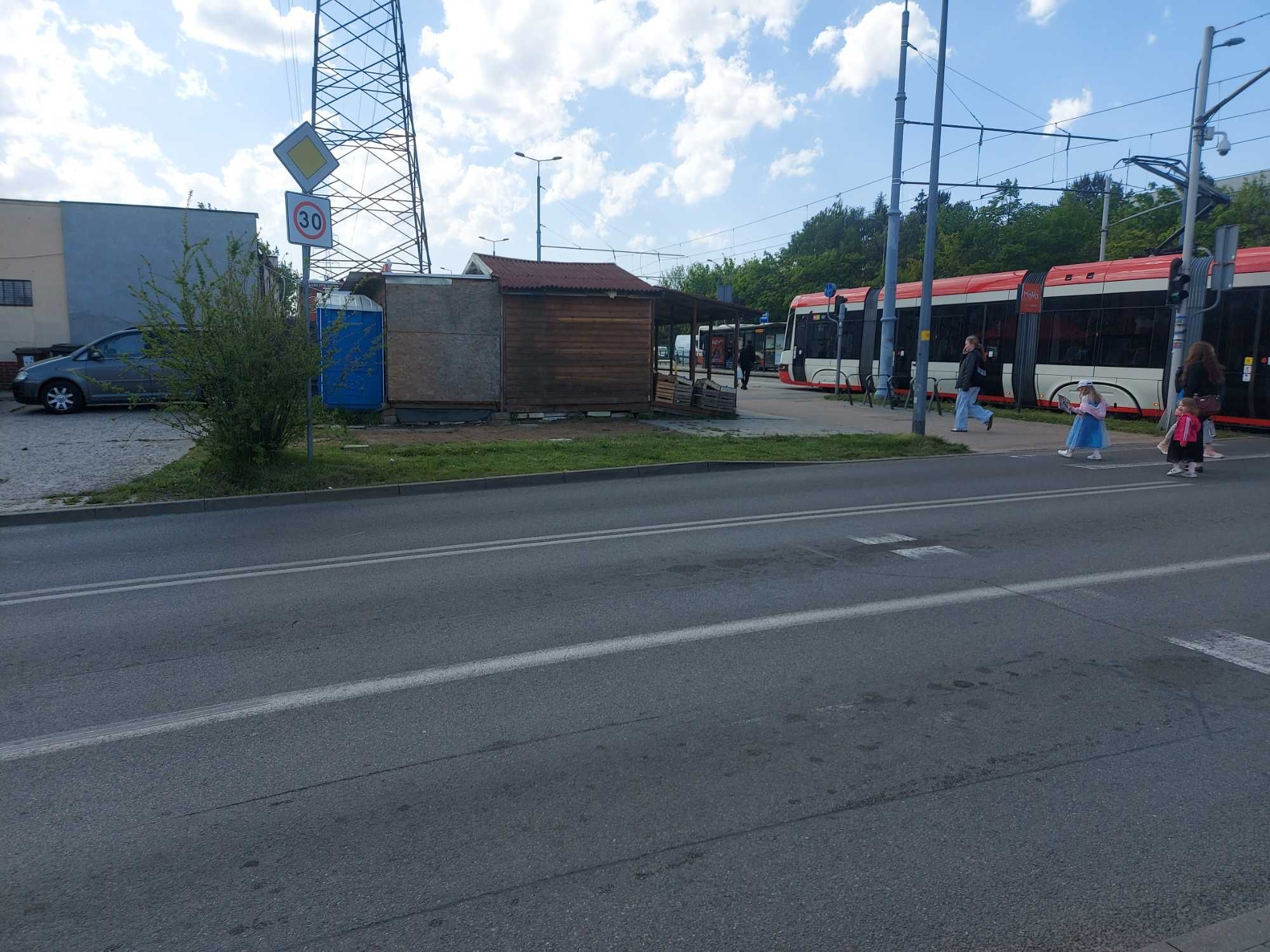 Działka handlowa - w ruchliwym miejscu, centrum osiedla.