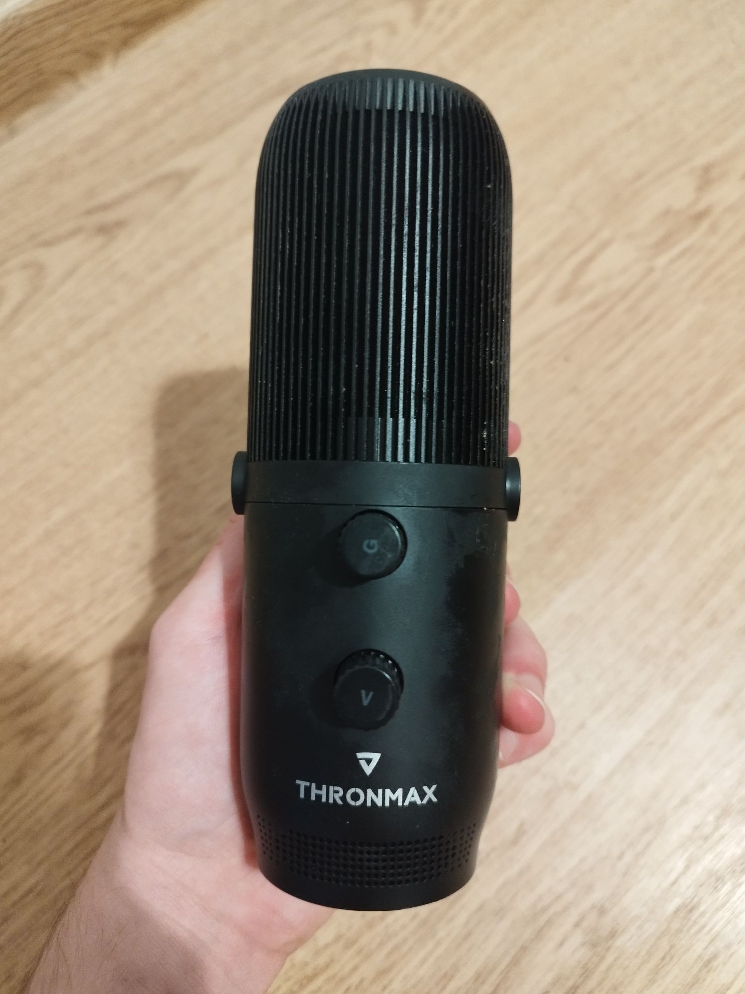 Mikrofon Thronmax i ramię
