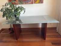 Mesa de jantar, com tampo em vidro,