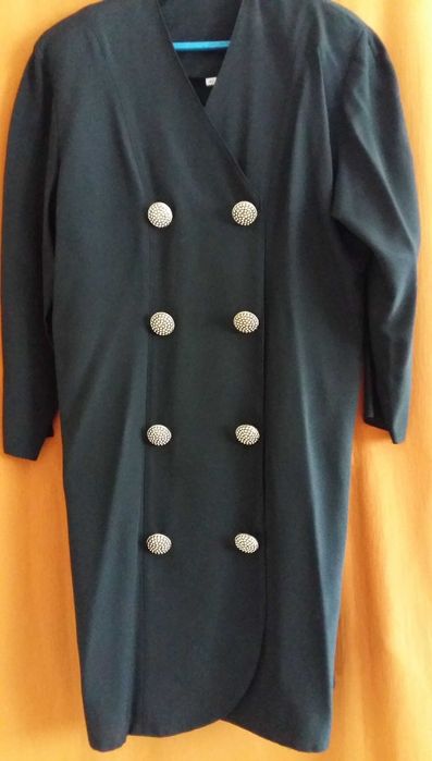 Sukienka wizytowa, czarna, prosta, klasyczna.