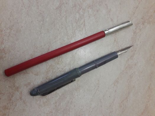 Ручки перьевые, перья для ручек, футляр для графитовых стержней.