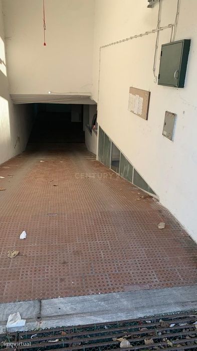 Lugar de Estacionamento à venda no centro da Costa da Caparica