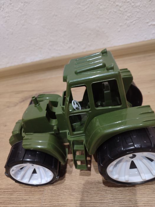 Трактор великий без дефектів