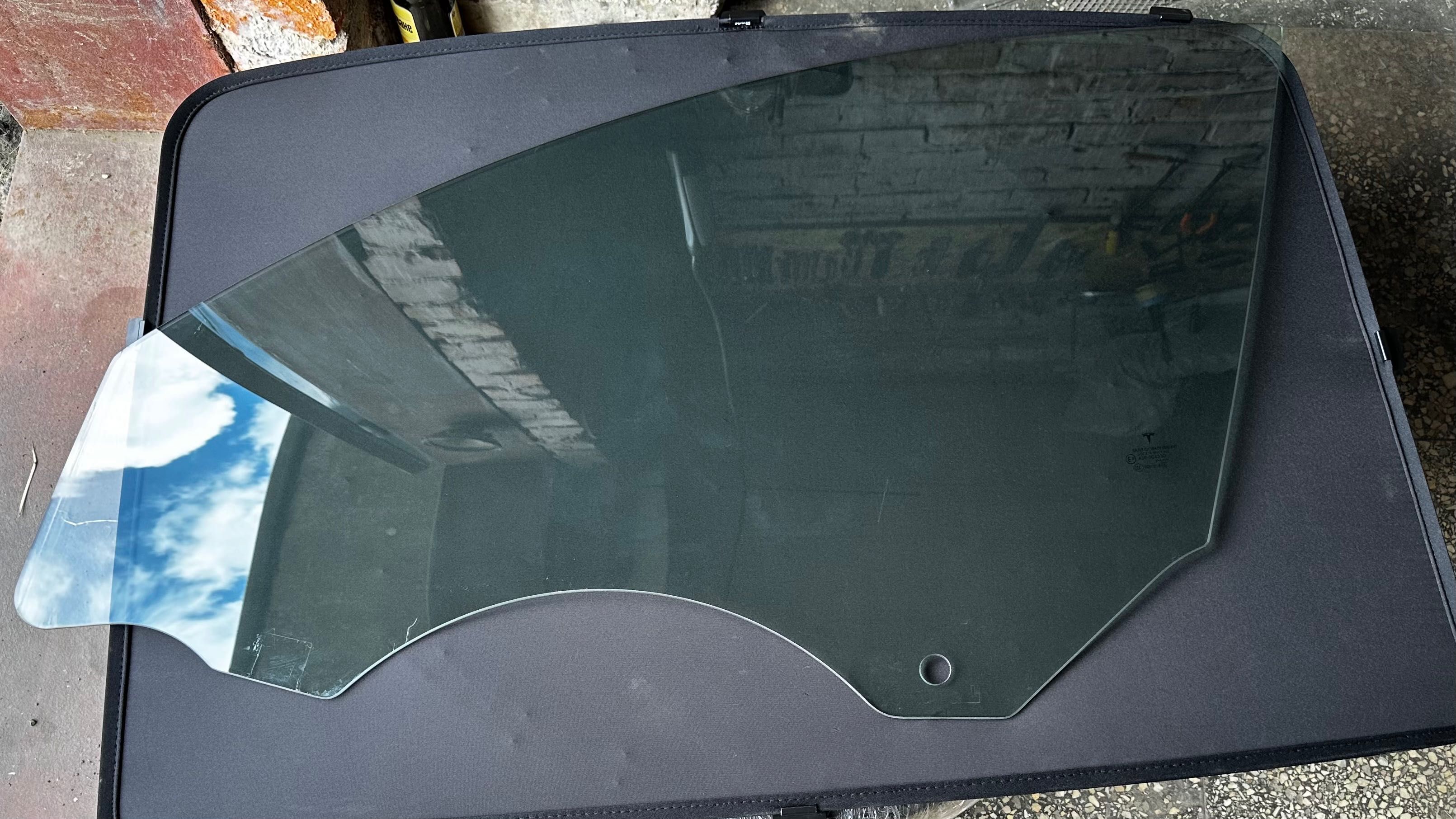 Скло одинарне переднє праве, ліве tesla model y