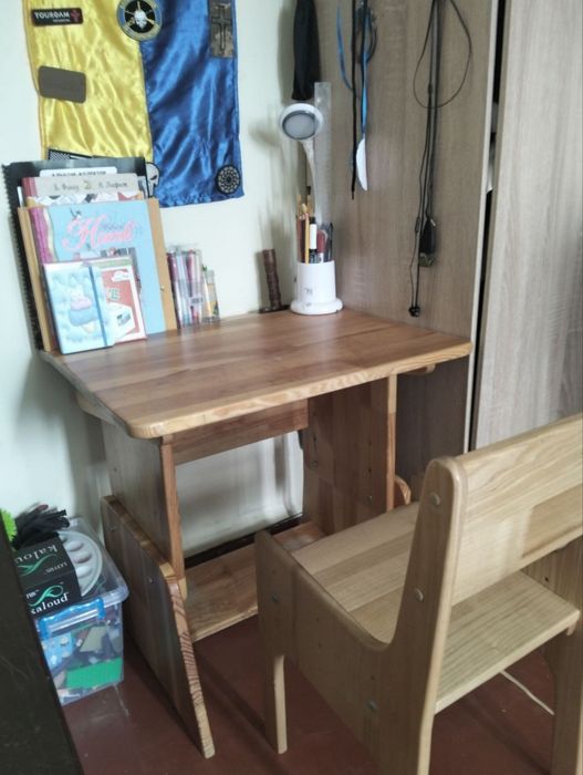 Парта дерев'яна і стілець для 5-7 років. В гарному стані,.