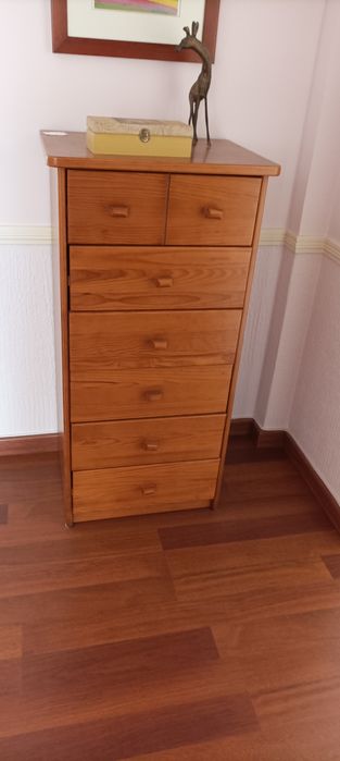 Vendo móvel c/ cristaleira, mesa e camiseiro