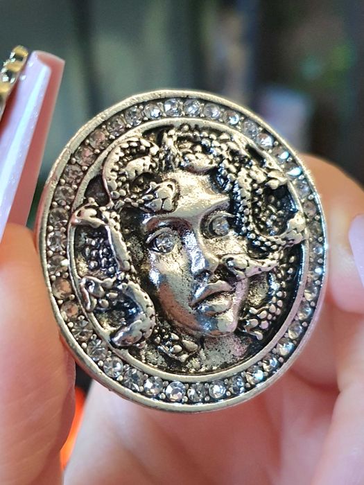 Broche / pregadeira / alfinete de peito medalhão prateado Medusa em 3D