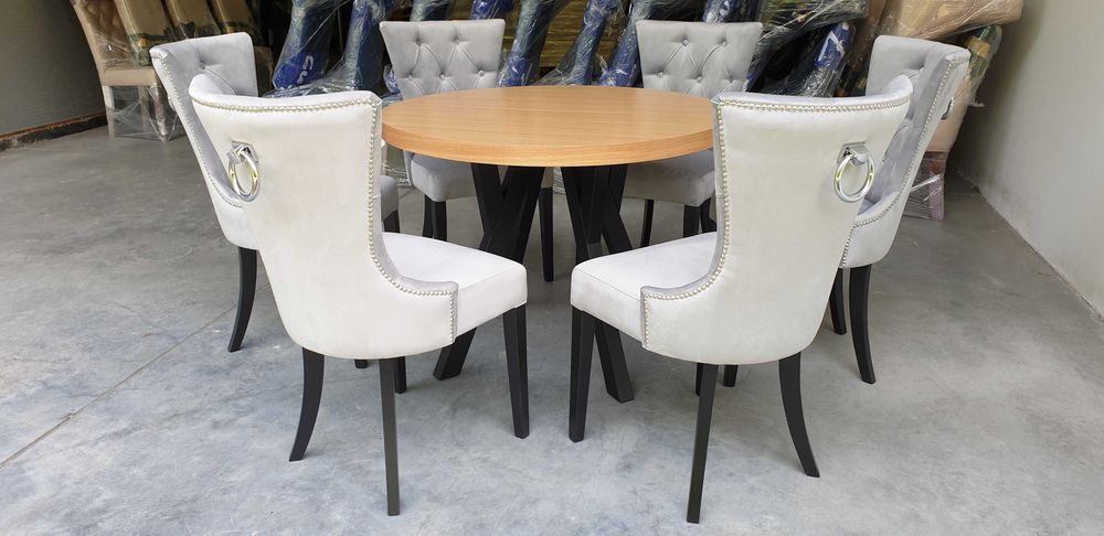 Krzesło do salonu jadalni beżowe wygodne z kołatką pikowane Producent