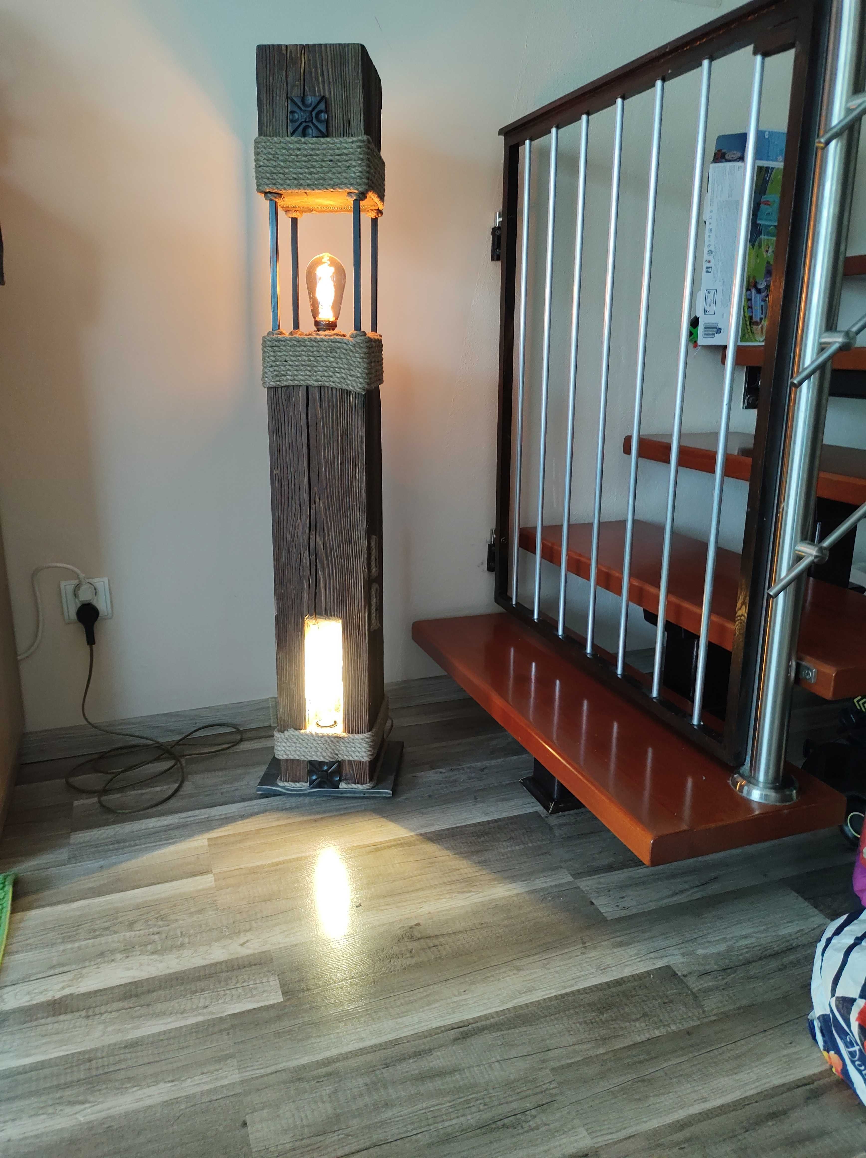 Stojąca lampa z plastra drewna orzecha włoskiego