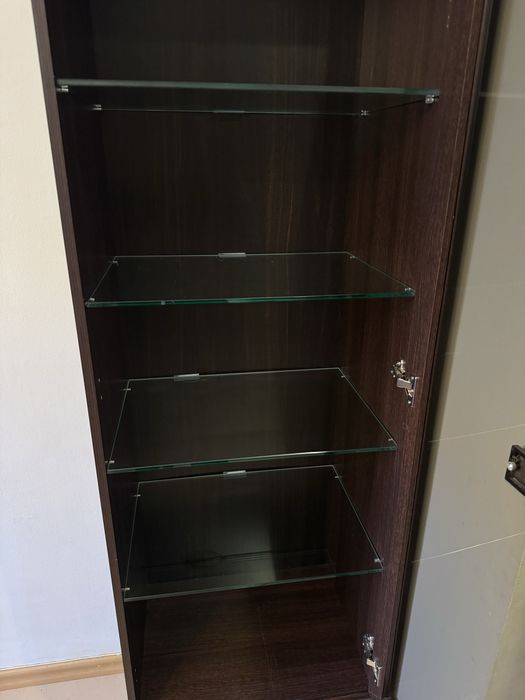 szafka przeszklona stojąca witryna drewniana ciemnobrązowa