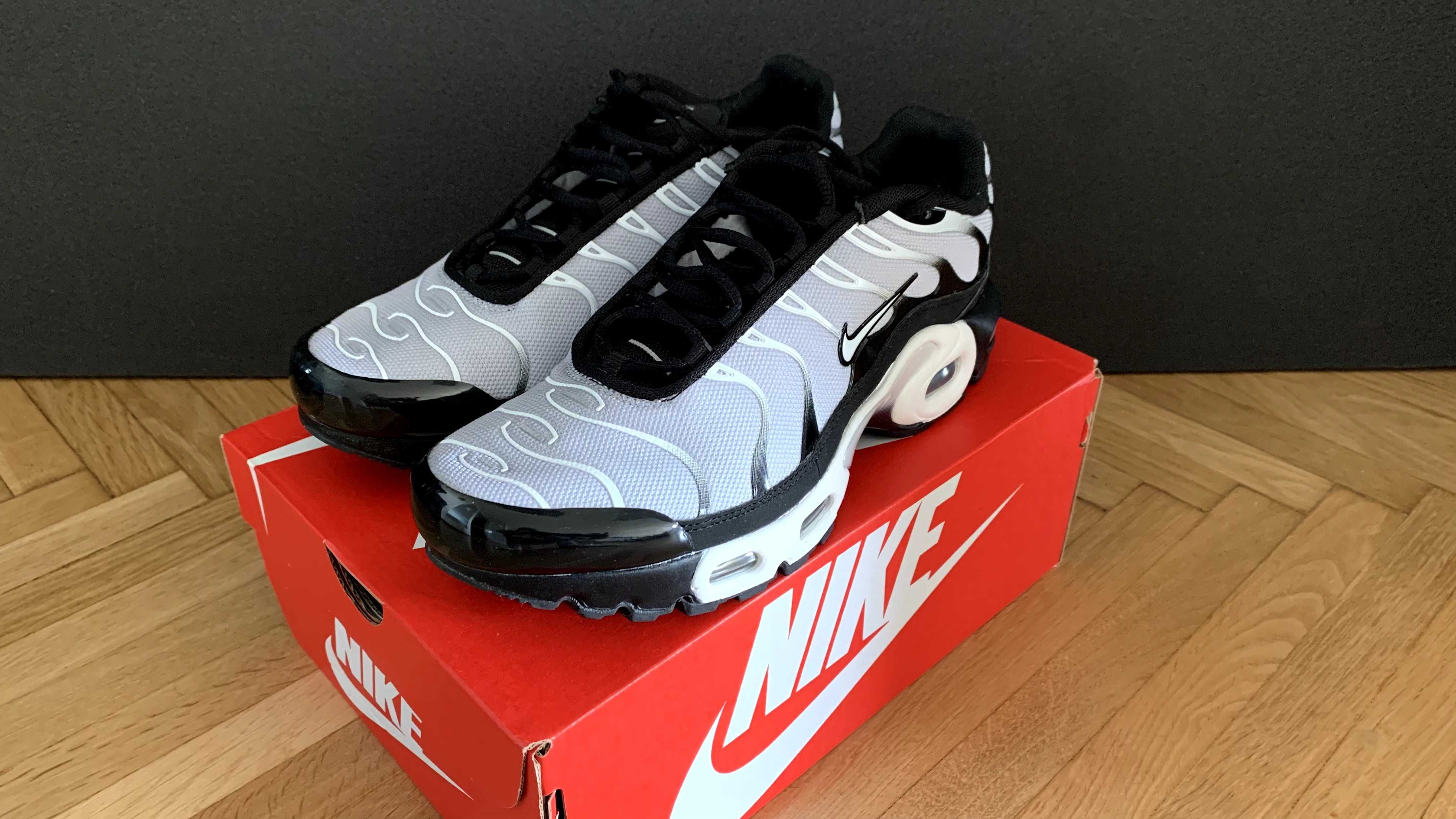 NIKE AIR MAX PLUS GS  (black white metallic silver) - size 40 - NEW