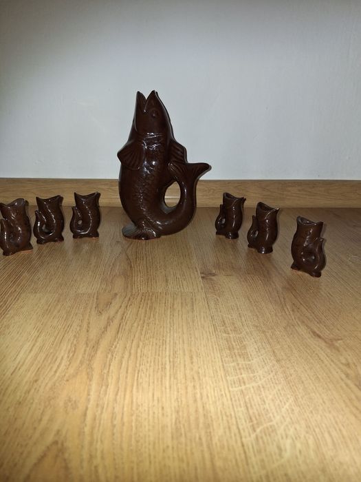 Karafka rybka gliniana + 6  kieliszków z PRL