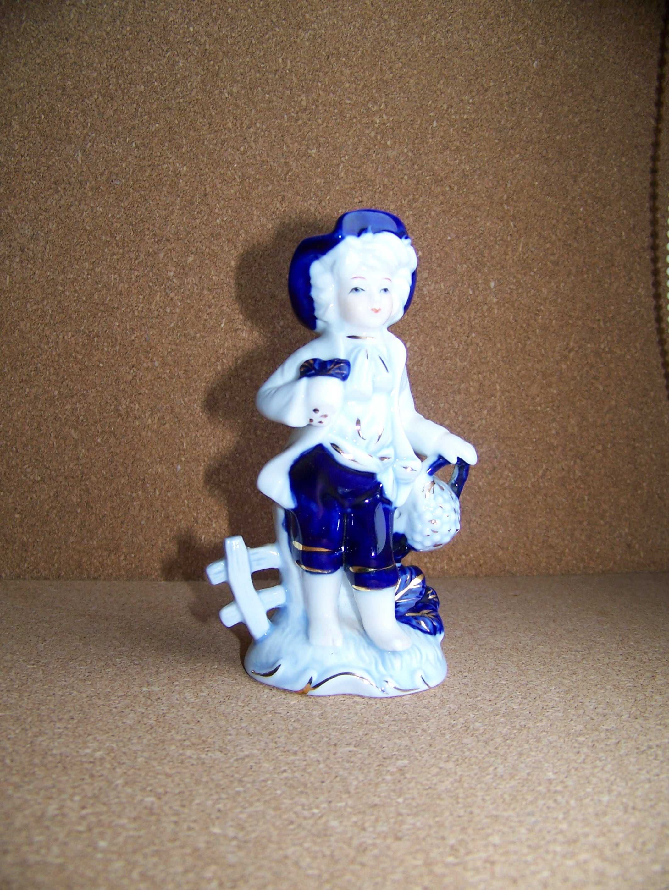 porcelanowa figurka młodzieńca