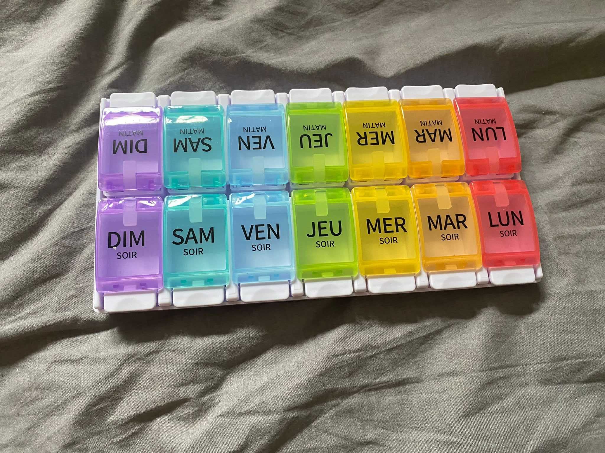 Pudełko na tabletki kolorowe. Podział na 7 dni i 2 pory dnia