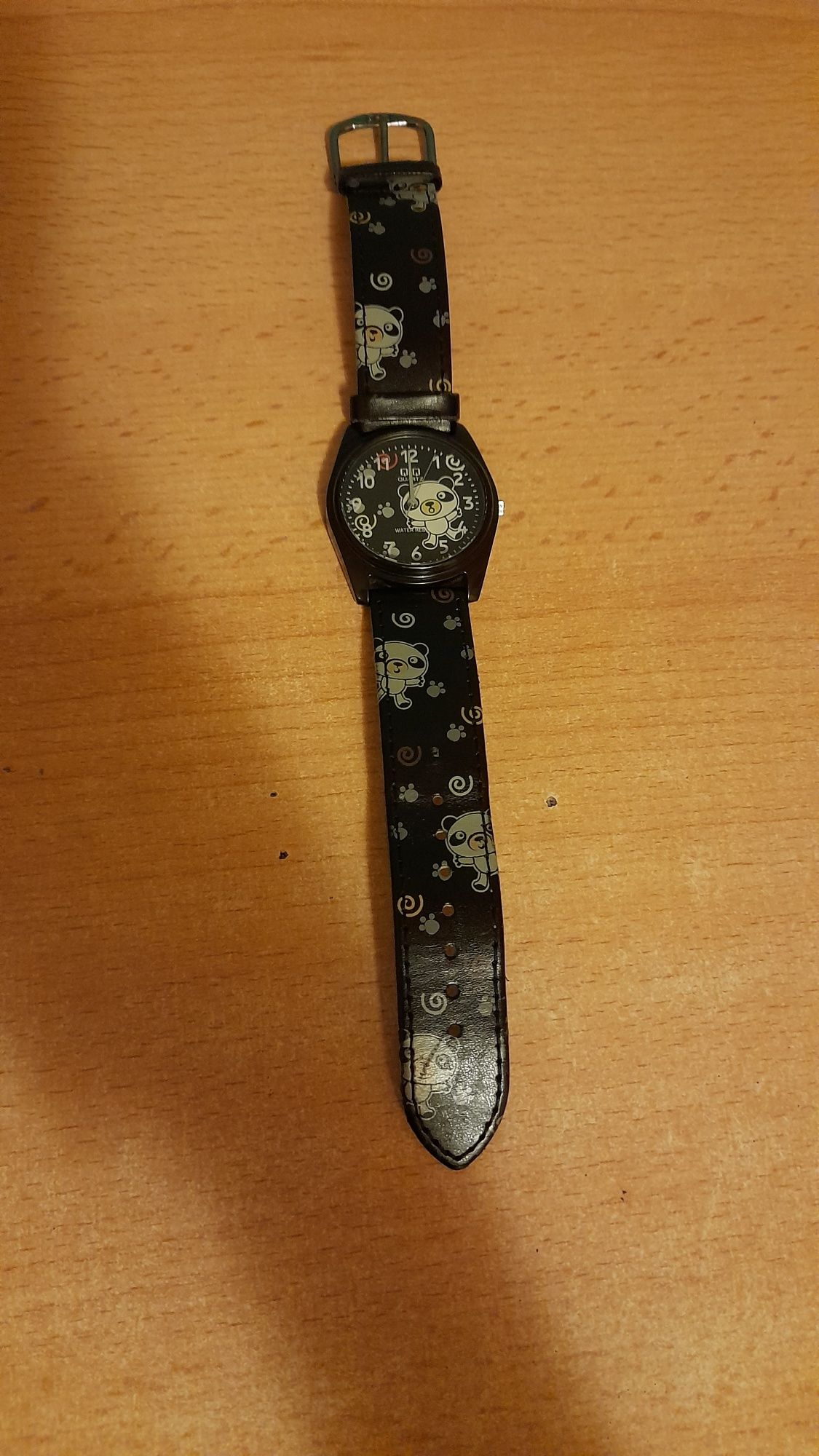 Czarny zegarek dla nastolatki