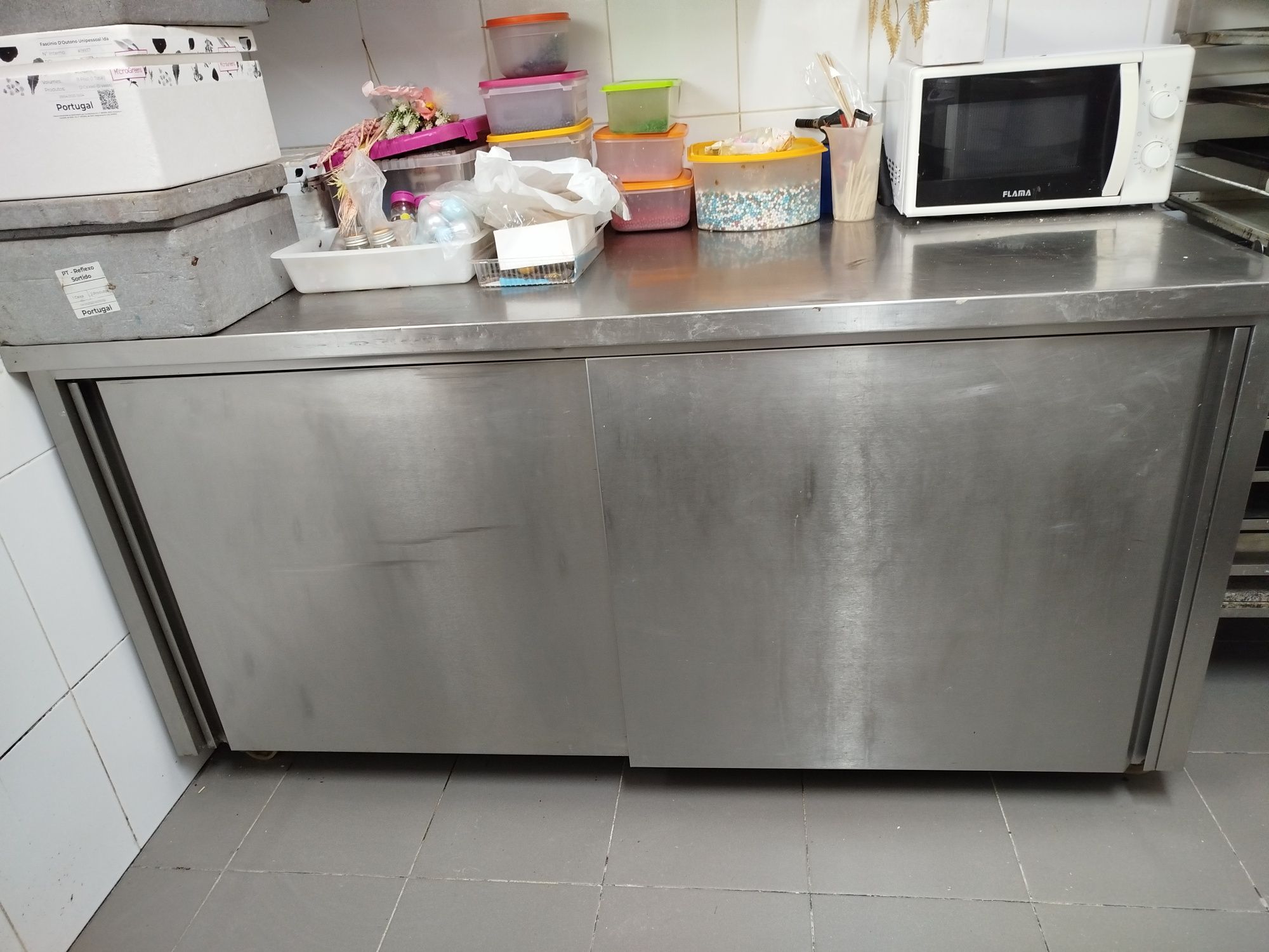 Mesa de trabalho em inox