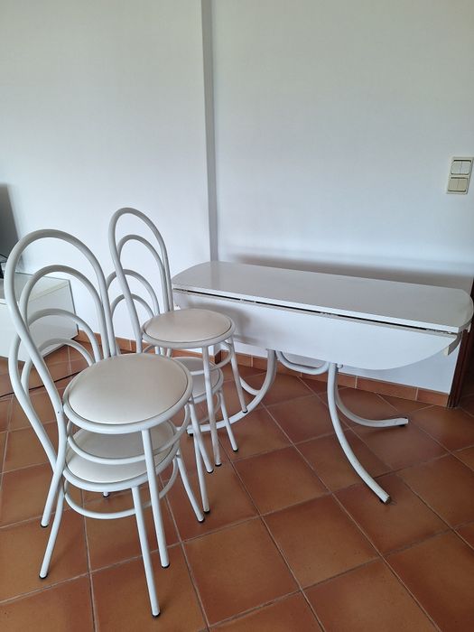 Mesa branca dobravel e cadeiras de cozinha