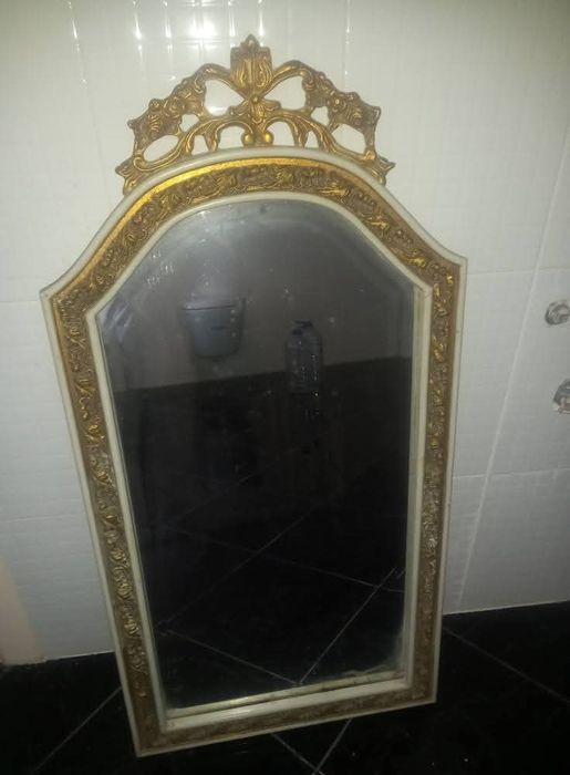 Credência antiga com espelho