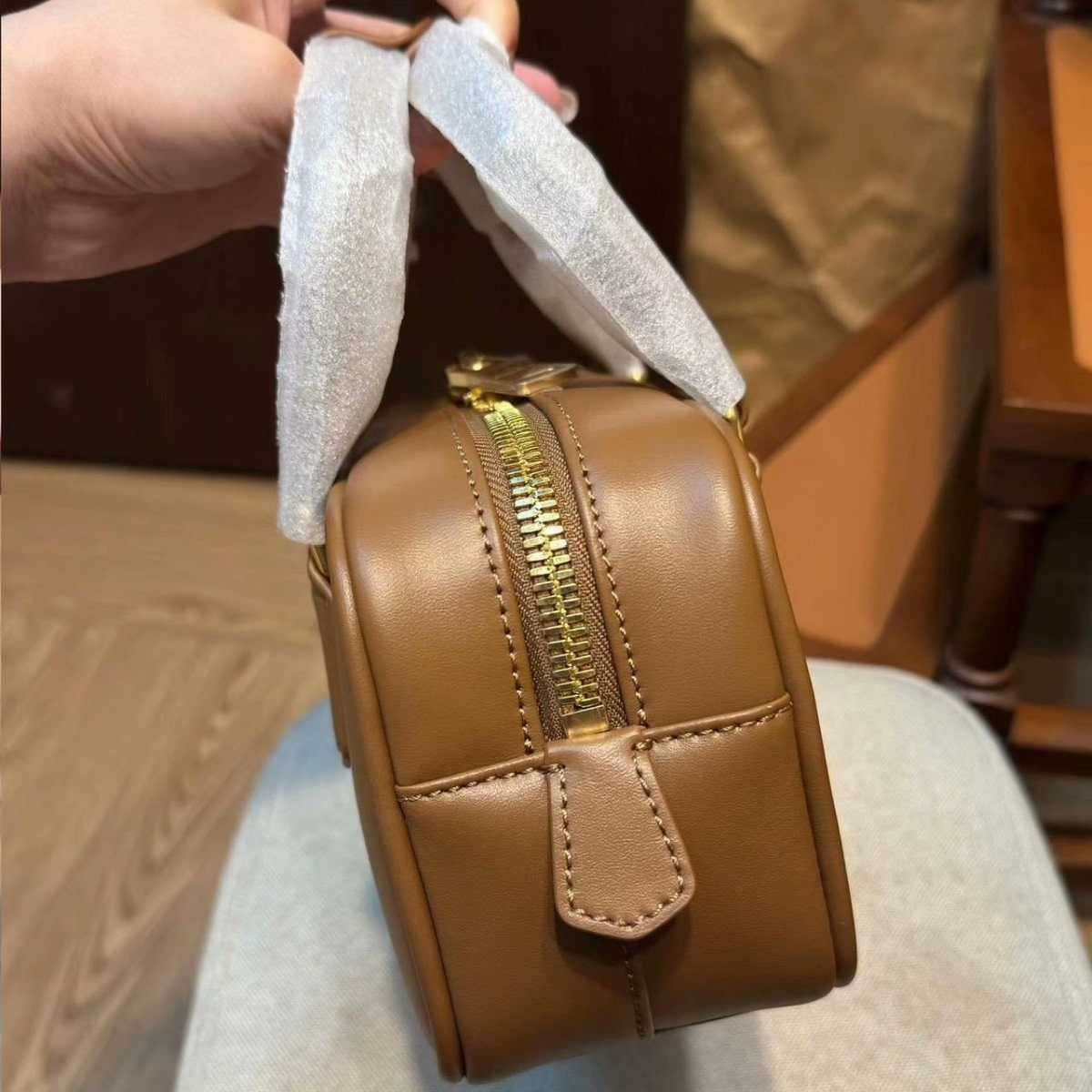 Modna brązowa torba Miu Miu – dodaj blasku swojej stylizacji