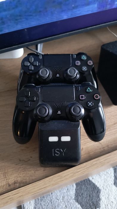 Sprzedam PlayStation 4 slim 1tb  2 pady